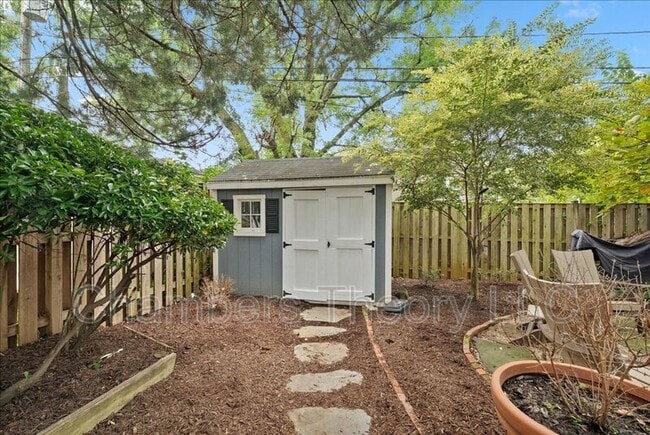 Building Photo - 23 E Walnut St