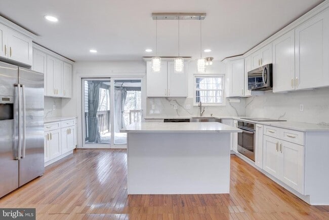 Building Photo - 5809 Waterdale Ct