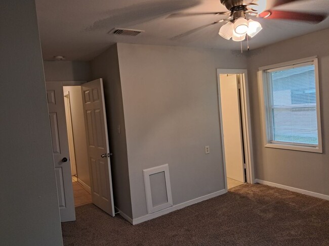 Building Photo - 1306 Leacrest Dr
