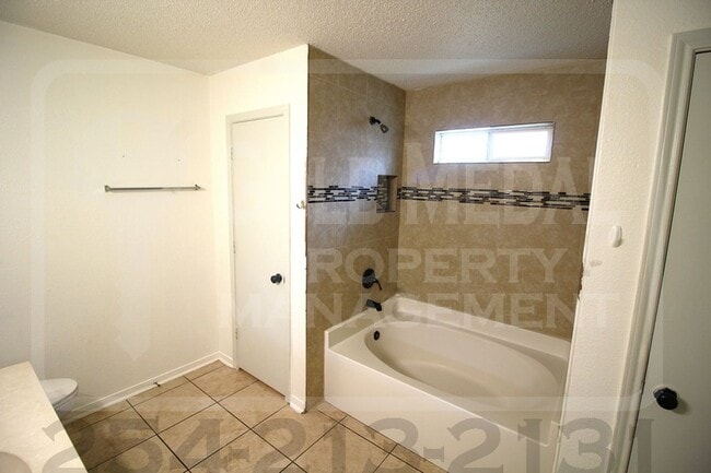 Building Photo - Beautiful 4-Bed, 2-Bath Home - Now Availab...
