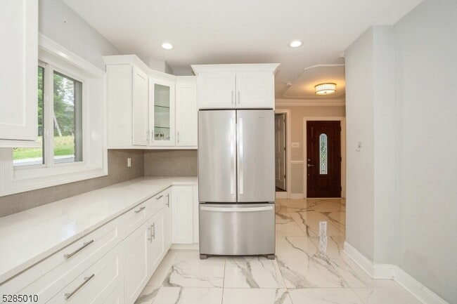 Building Photo - 242 Lake Rd