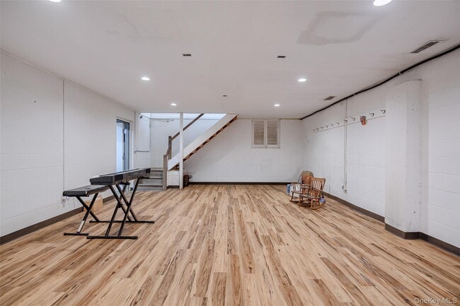 Building Photo - 159 Old Quaker Hill Rd