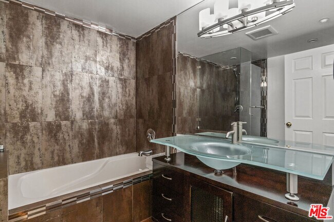 Building Photo - 11952 Montana Ave