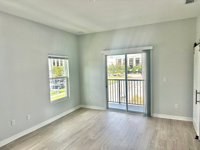 Building Photo - 296 N Oak Ave