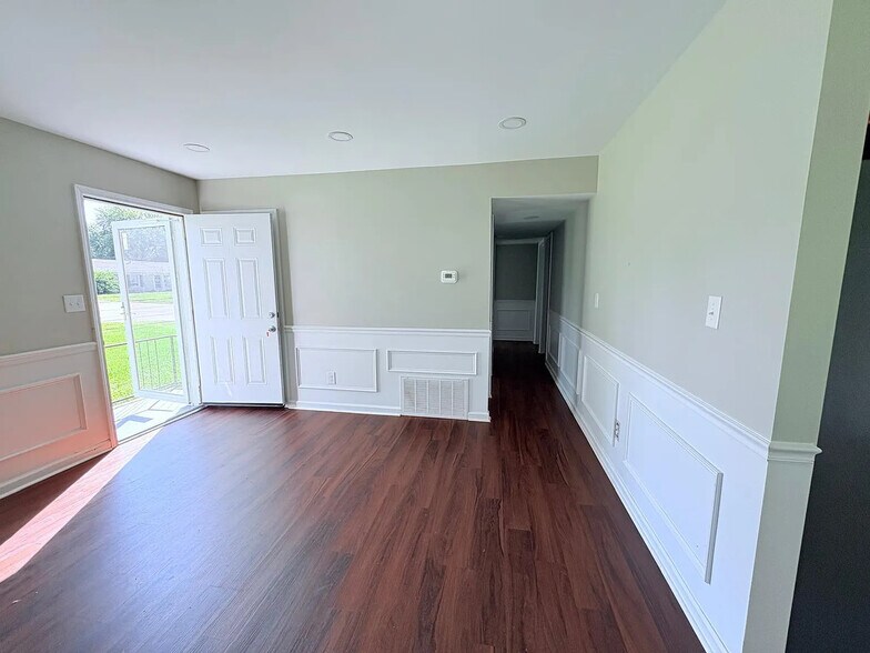 Building Photo - 10806 Milwaukee Way