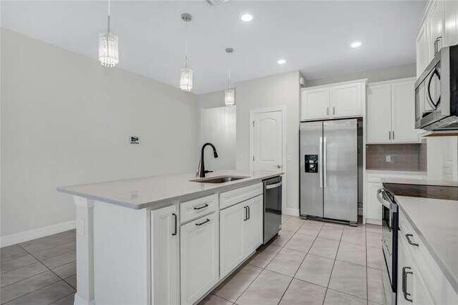 Building Photo - 4828 Chantilly Rd