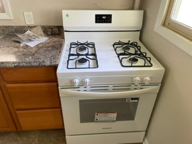 Building Photo - 2 Bed- 1 Bath - Single Family Home