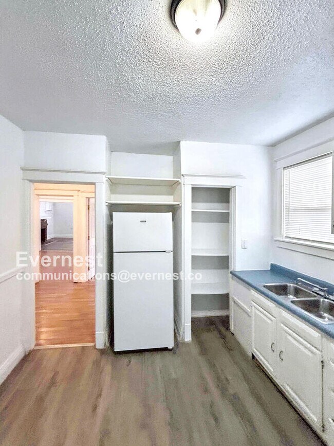 Building Photo - 2 Bed/1 Bath Townhome with Balcony / Pet-Friendly / Vouchers Accepted / Available Soon!