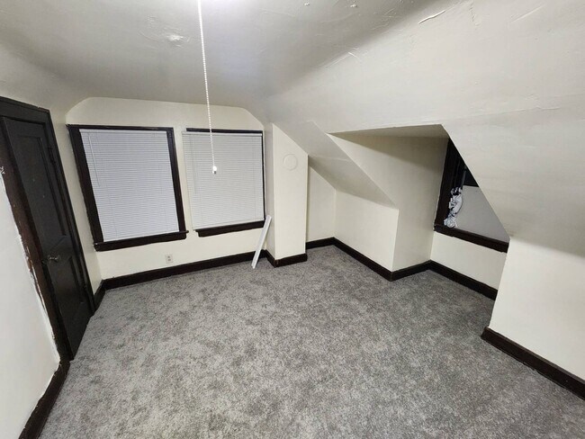 Building Photo - 1547 Hillcrest Rd