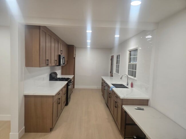 Building Photo - GLENHAVEN - ANAHEIM