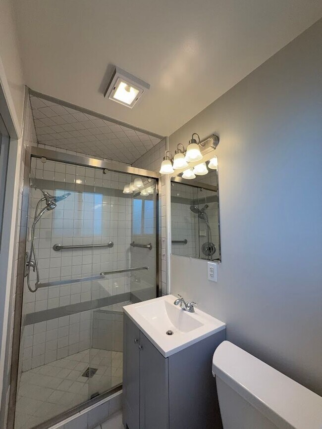 Building Photo - Beautiful 4 Bedroom, 2 Bathroom, Sylmar Home! Ready for Move-In!