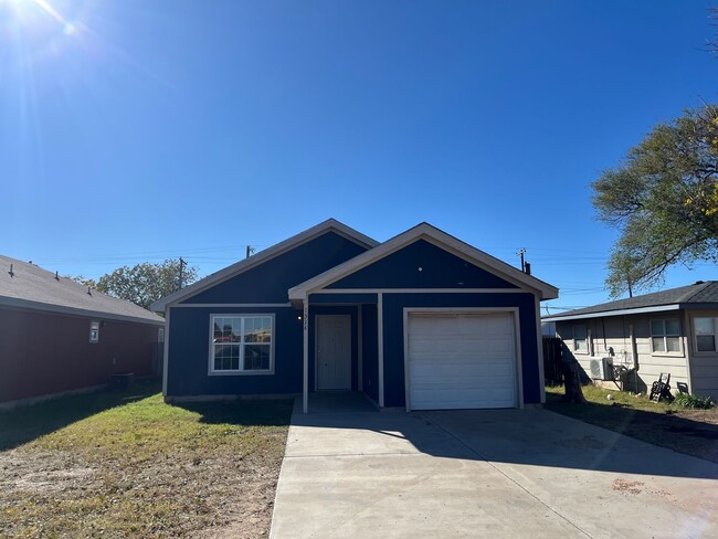 Primary Photo - 3 bed / 2 bath 1 car garage in East Lubbock!