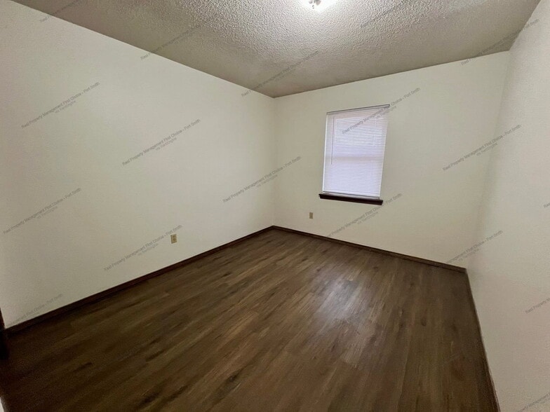 Building Photo - 102 Beta Cir