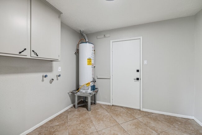 Building Photo - 8414 N Tahoe Dr