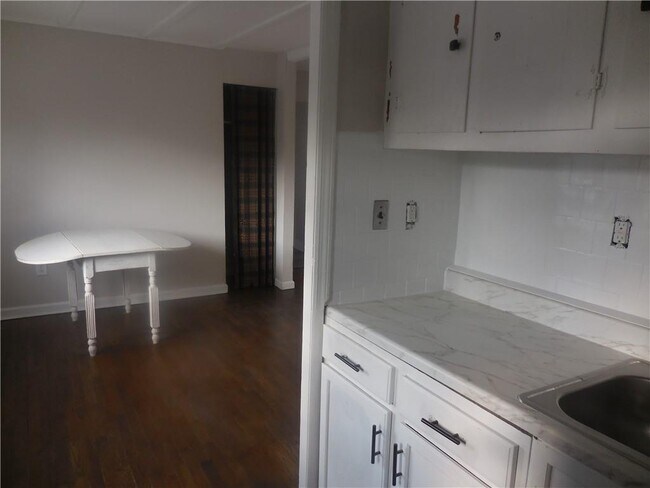 Building Photo - 14 Maurice Ln