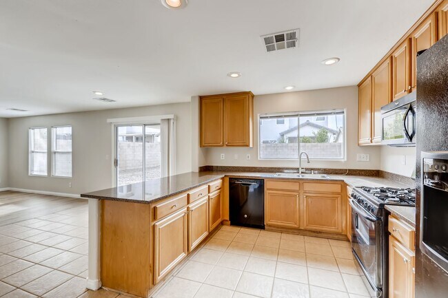 Building Photo - Beautiful 3 bedroom, 2.5 bath 2 story home!