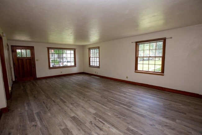 Building Photo - 207 Private Room for Rent!