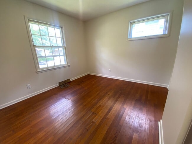 Building Photo - Charming 3-Bed Rental Home with Wood Floor...
