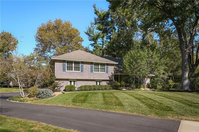 Building Photo - Rare lease opportunity in Leawood + Spacio...