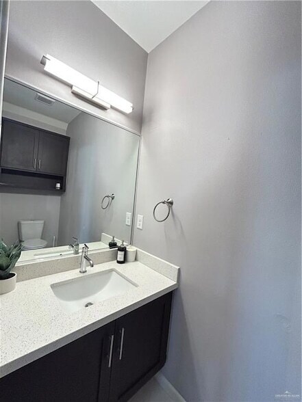 Building Photo - 1320 E Camellia Ave