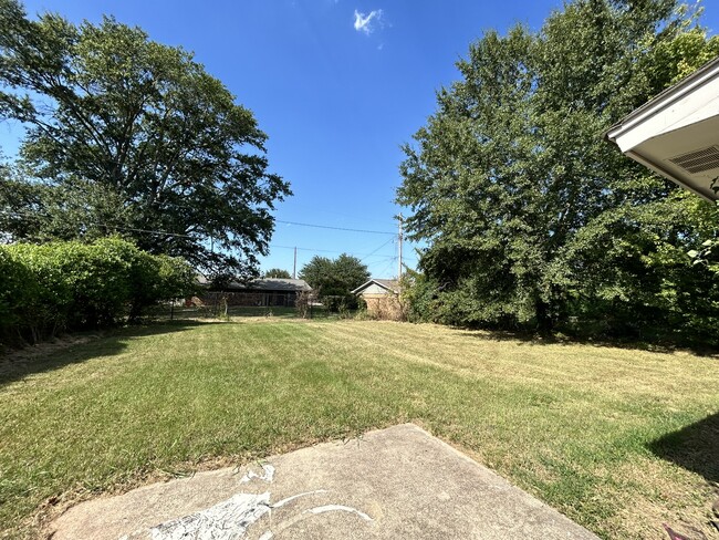 Building Photo - 2509 S Belair Dr