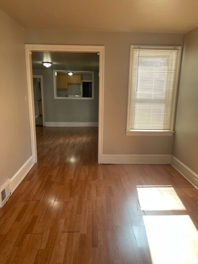 Building Photo - Amazing 3Bd/1Bath in Carroll Park