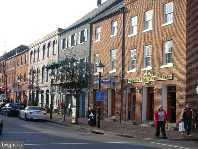 Building Photo - 708 N Henry St
