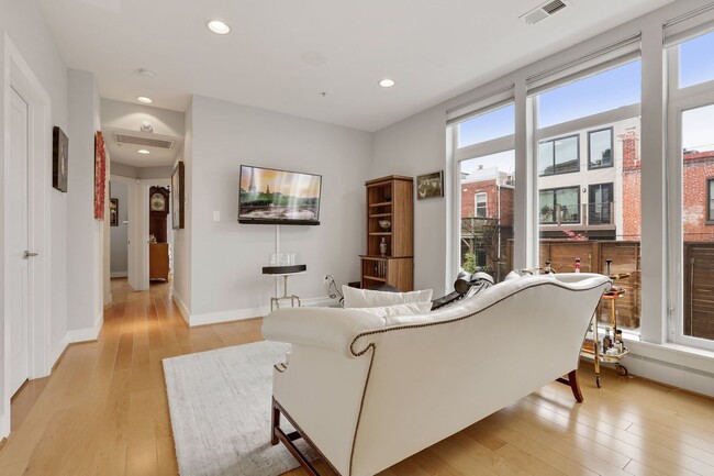 Building Photo - Lovely 2 BR/ 2 BA Condo in Adams Morgan!