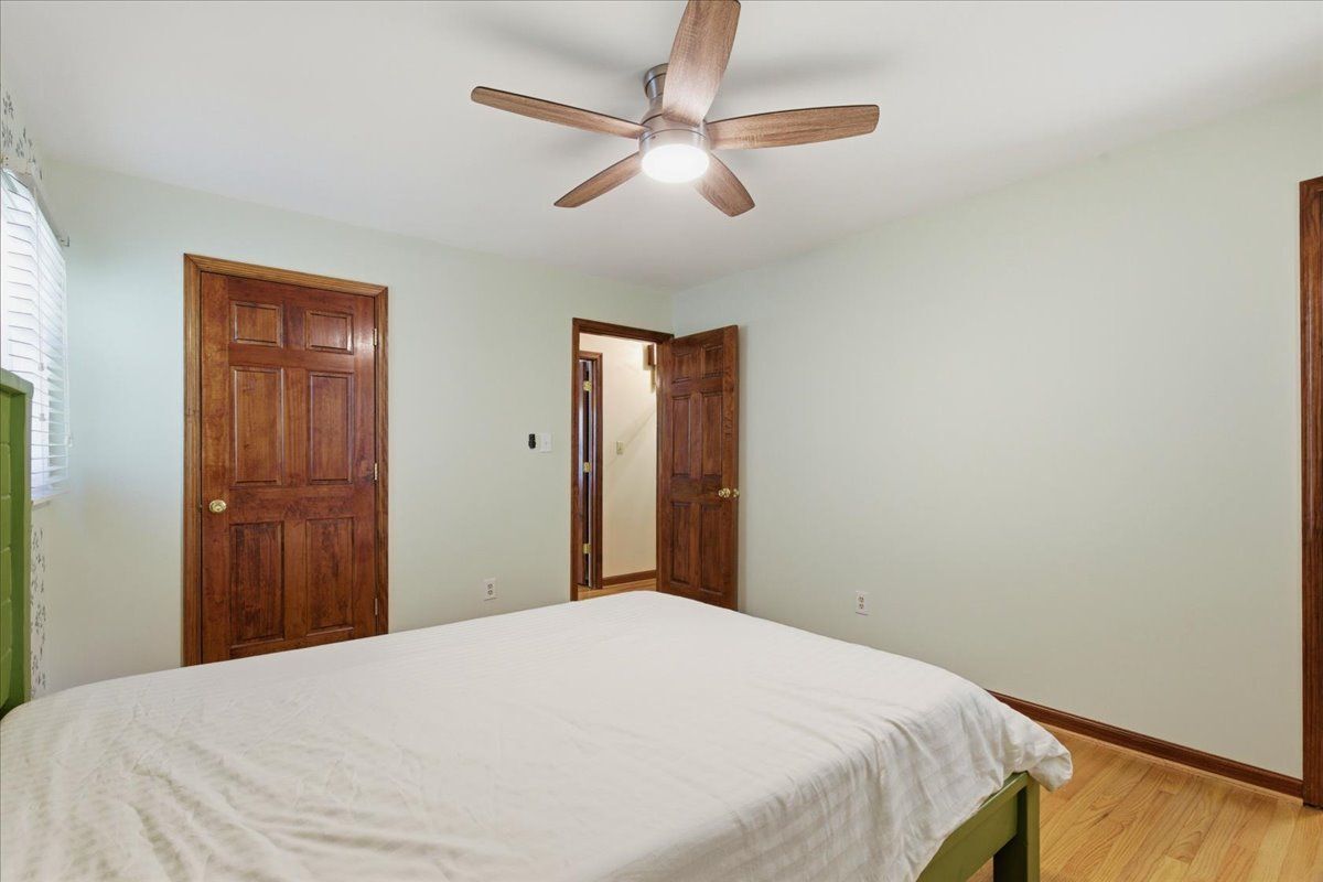Building Photo - 45320 Barefoot Dr