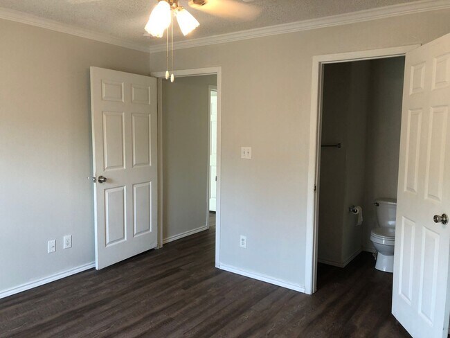 Building Photo - 115 Varsity Dr