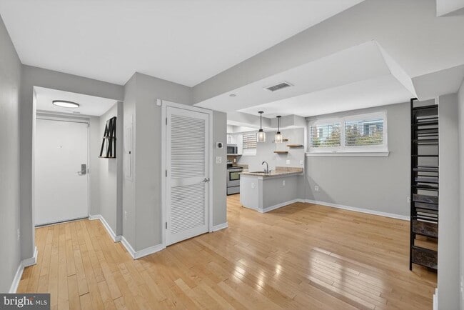 Building Photo - 420 16th St SE