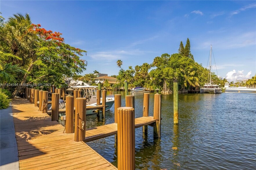 Building Photo - 1707 E Las Olas Blvd