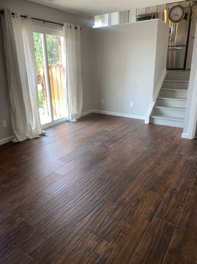 Building Photo - 3 Bedroom Tri-level in Woodland Hills