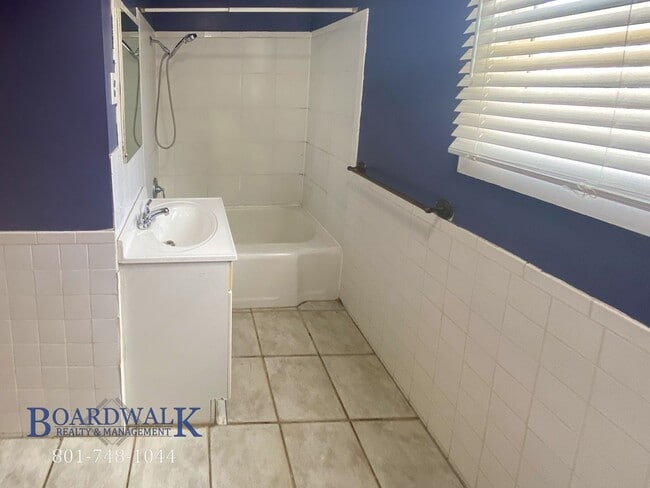 Building Photo - Charming 3 Bed 2 Bath Home in Holladay wit...