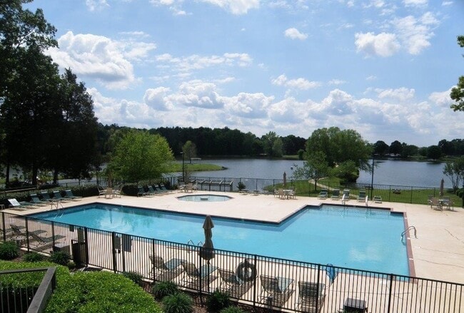 Building Photo - 486 Sussex Dr SW