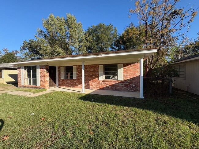 Building Photo - Gorgeous 3 bedroom/1 bath home with living room and den!