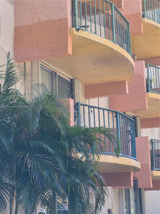 Building Photo - 9320 Fontainebleau Blvd