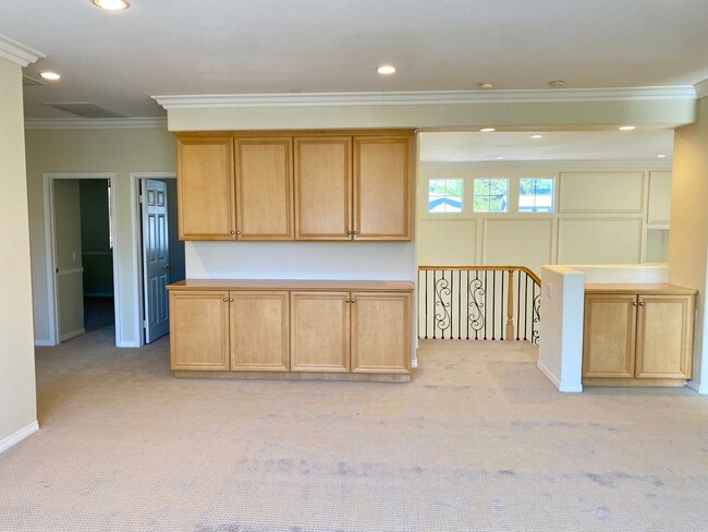 Building Photo - Beautiful 5 bedroom Newbury Park home with mountain views