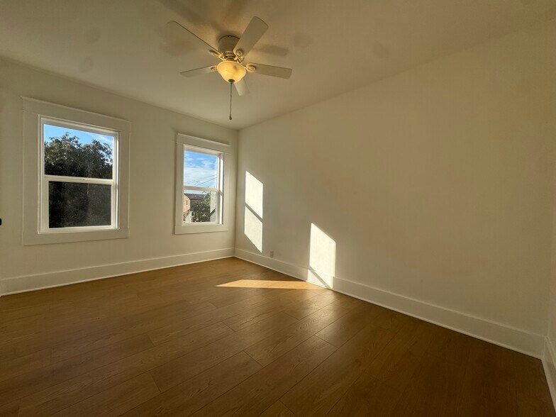 Building Photo - 5319 S Hoover St