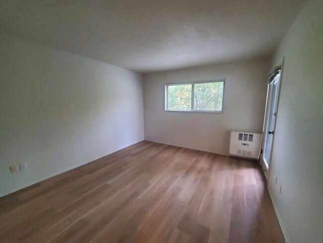 Building Photo - Spacious 1 bed/1bath.  Heat included in rent!  Off Street parking included.