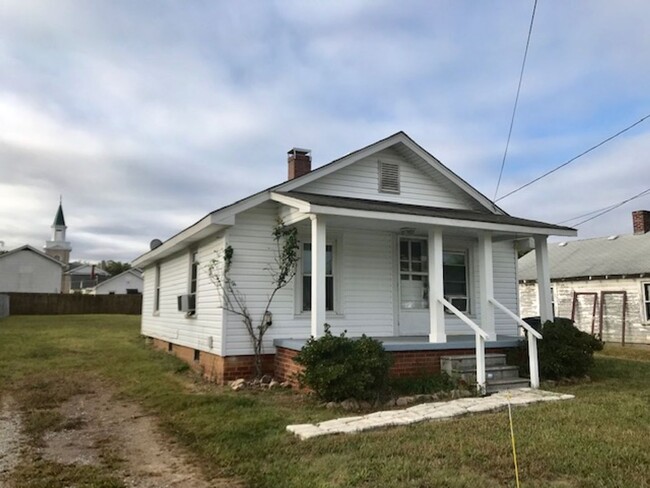 Primary Photo - Adorable 2 bedroom 1 bathroom House . Loca...