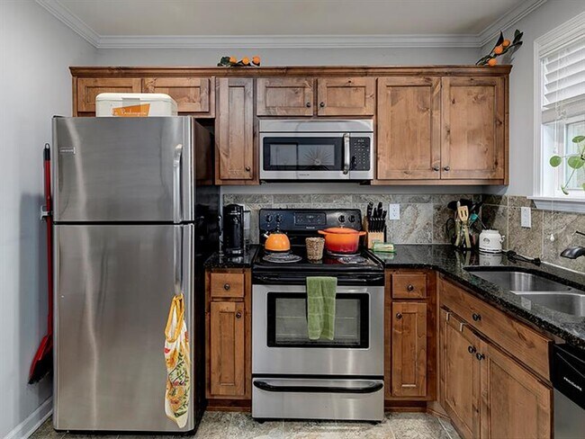 Building Photo - 574 Church St