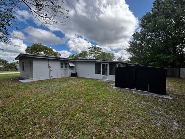 Building Photo - 2 or could be 3 bedroom -1 bath home in Deltona