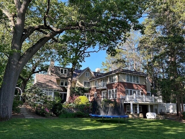 Building Photo - 115 Aspen Ave