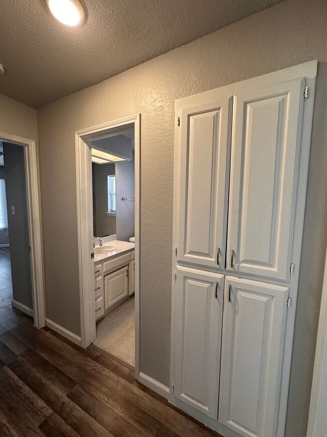 Building Photo - Spacious 3 bedroom, 2 full Bath Duplex Loc...