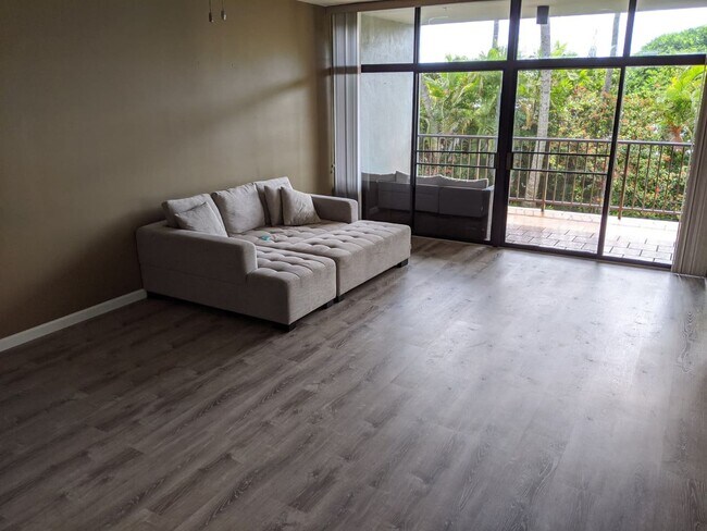Building Photo - 3 bedrooms, 2 full bathrooms Quiet End Unit