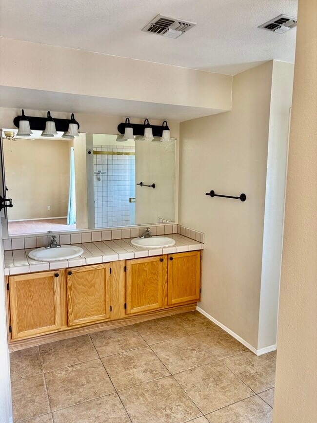 Building Photo - Charming house with 3 beds and 2 bath is n...