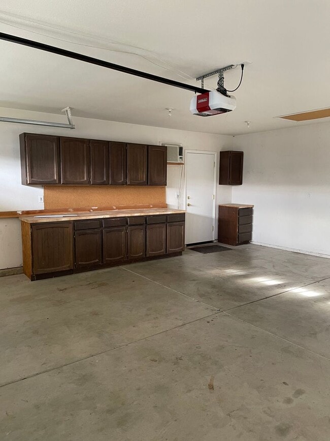 Building Photo - 4 BED 2 BATH LOCATED IN THE RAVENWOOD SUBDIVISION