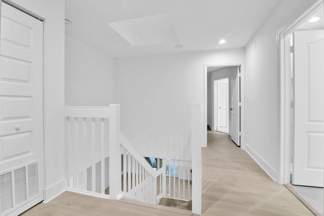 Building Photo - 8608 Vía Giula