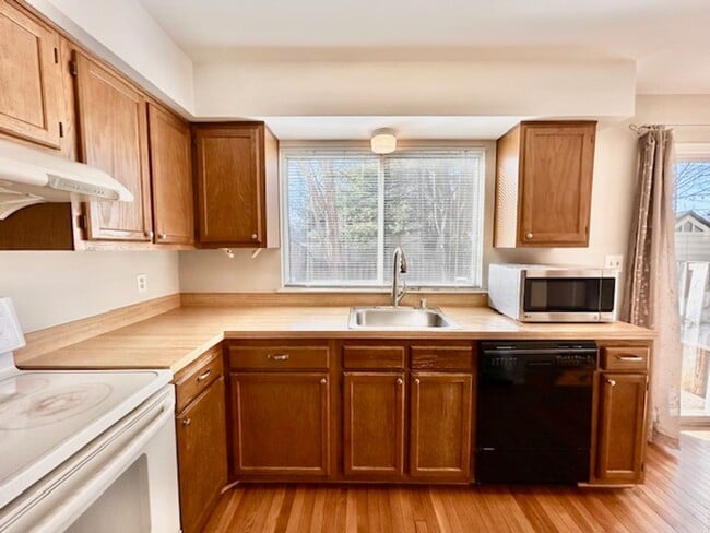 Building Photo - Spacious and bright 3BR/2.5BA townhouse with enclosed back patio